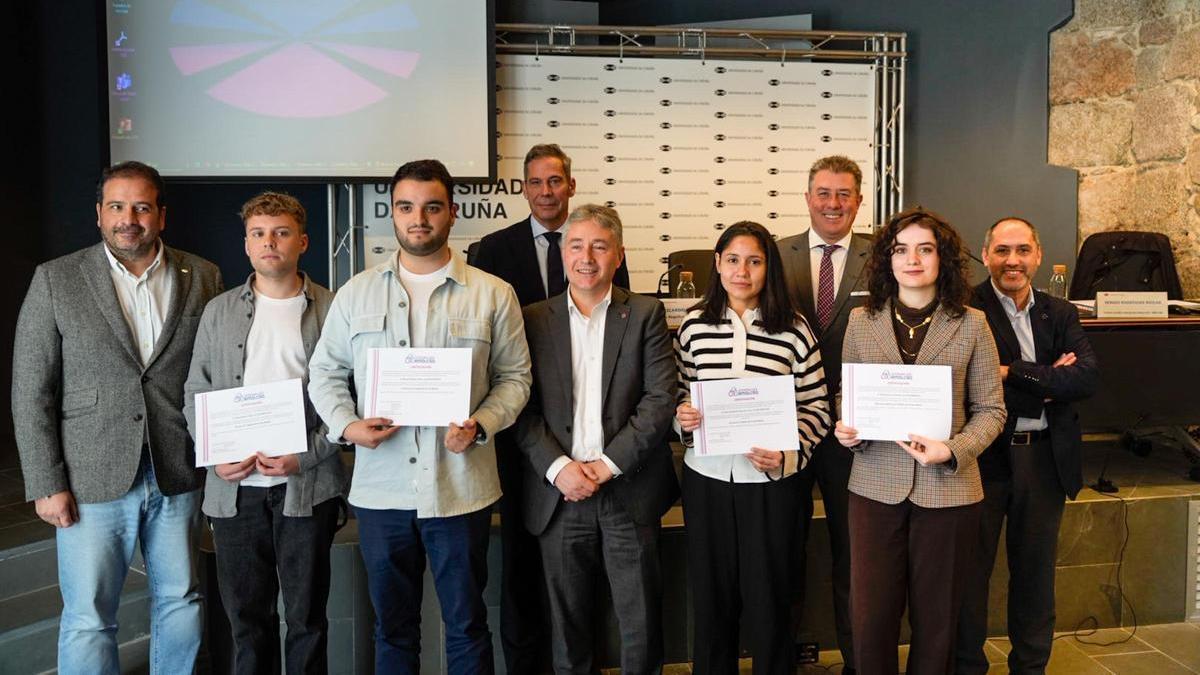 Fotografía de los galardonados por los IV Premios TFM de la Cátedra EMALCSA-UDC